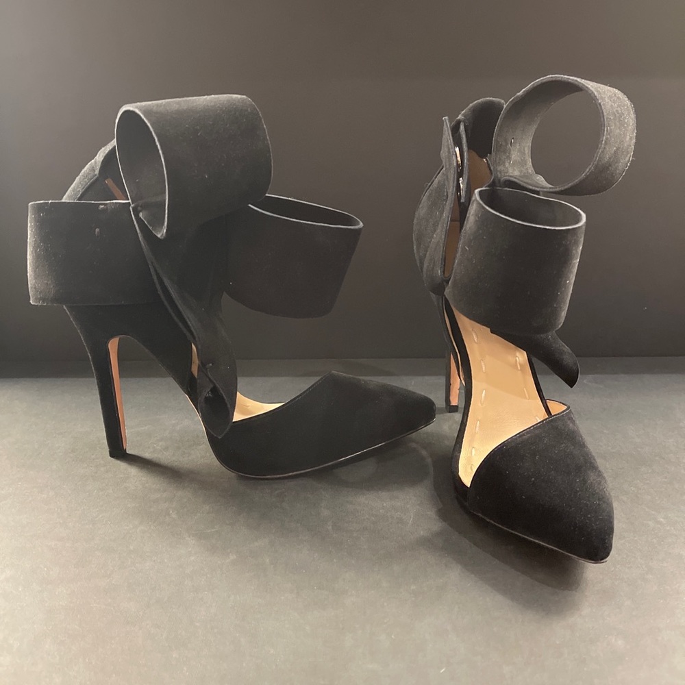 Aminah Abdul Jillil Black Suede Bow Pumps